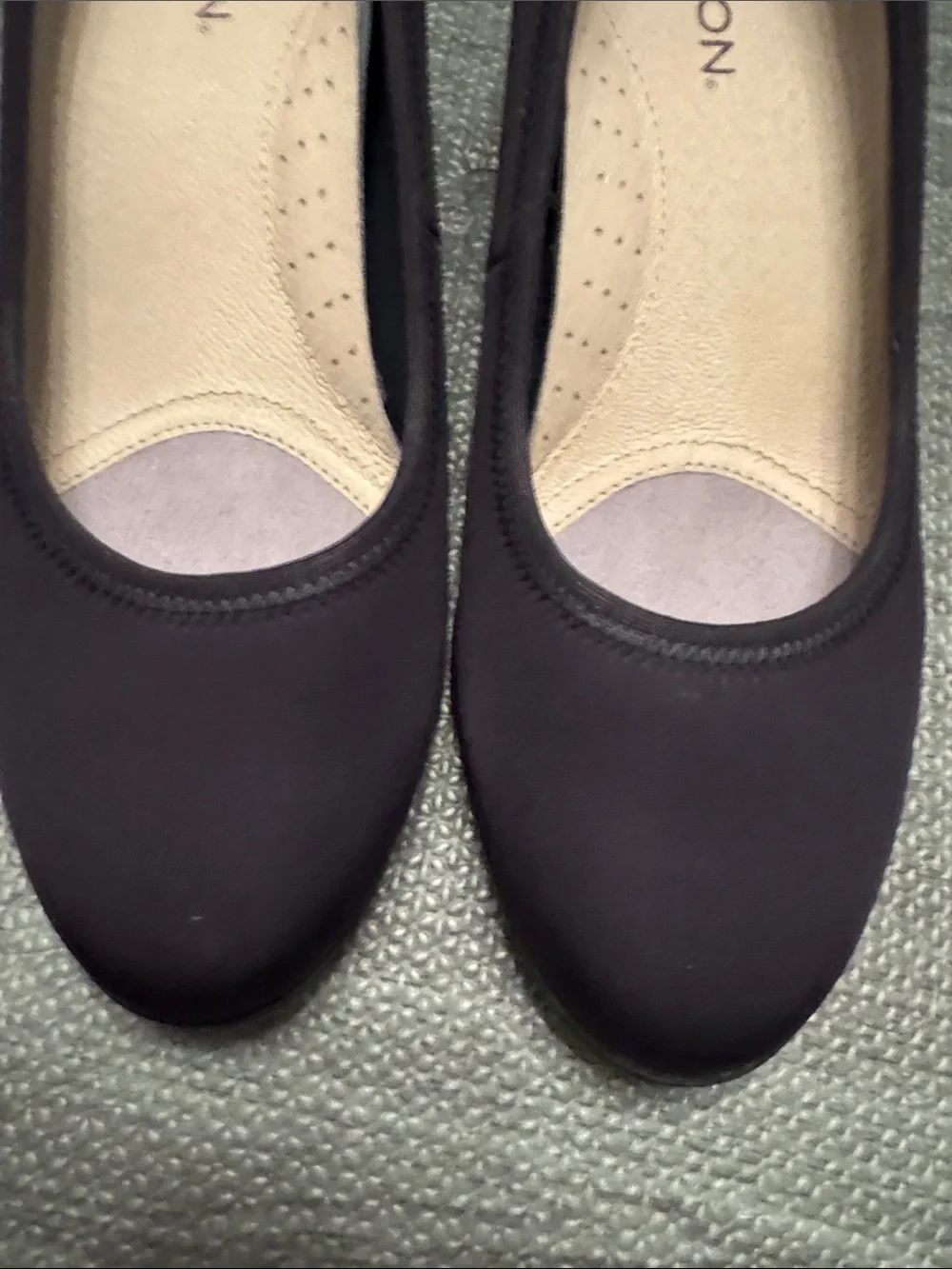 Aravon Women’s Career Dress Pump Black Lycra w/patent stripe on heels sz 7